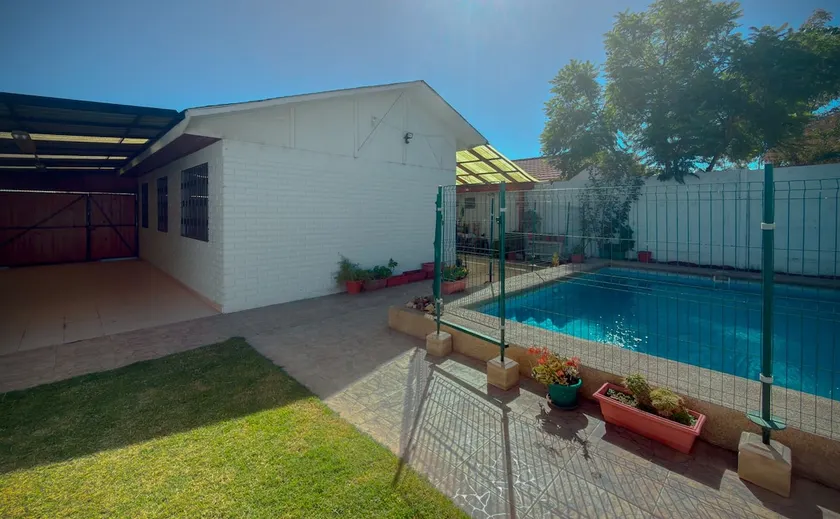 Spectacular house with a pool in a residential area - Image 1