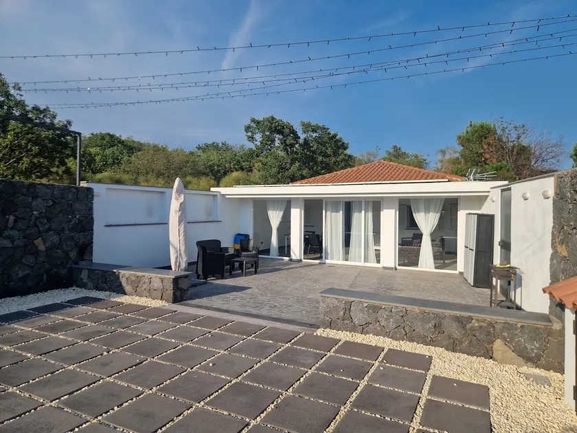Detached villa with pool and private garden - Image 1