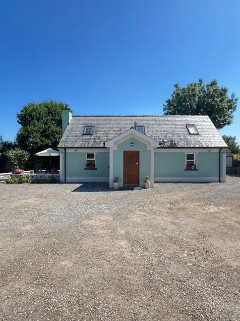 Farm cottage by the lake - Image 1