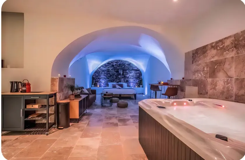 Suite with Jacuzzi and king bed - Image 1