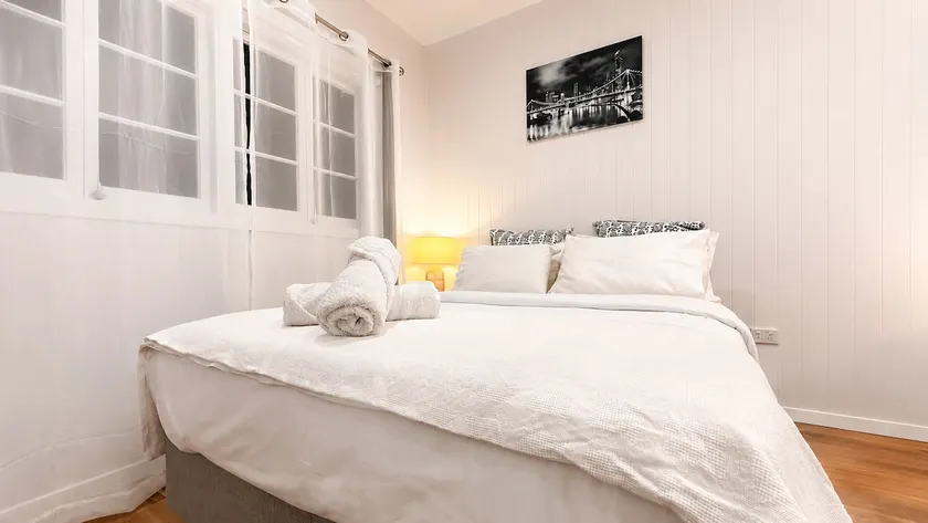 6TS4 - Modern Studio flat in Ipswich CBD - Image 1
