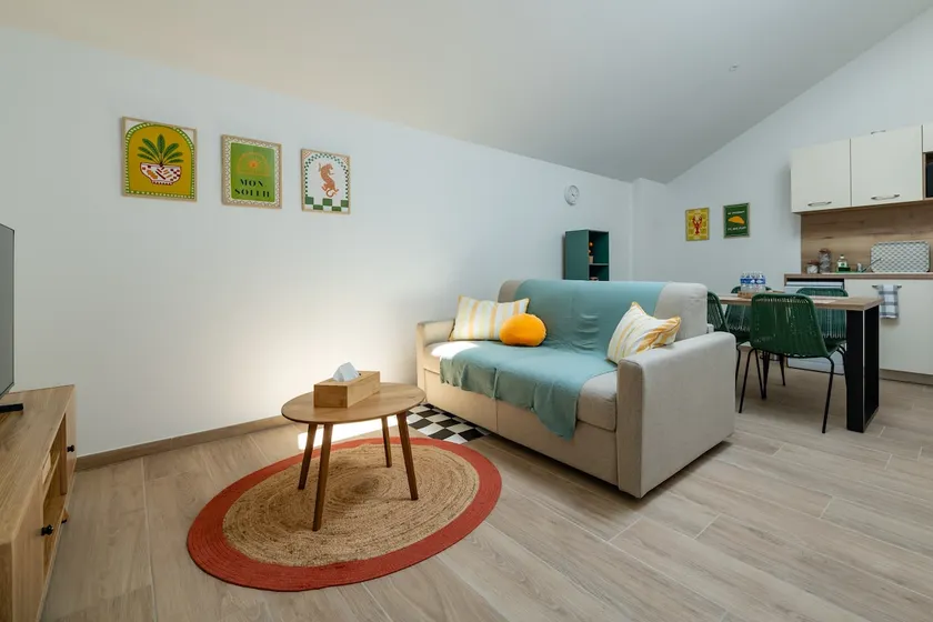 Stay between the Rhône and the vineyards, with air conditioning, parking, and a terrace - Image 1