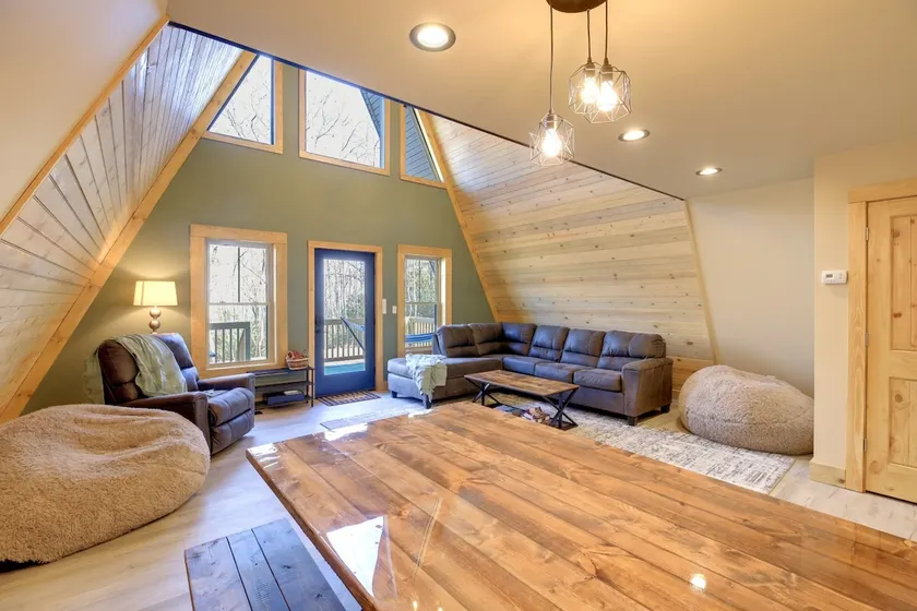 Chimney Rock Chalet w Mountain Views Near Main St - Image 1