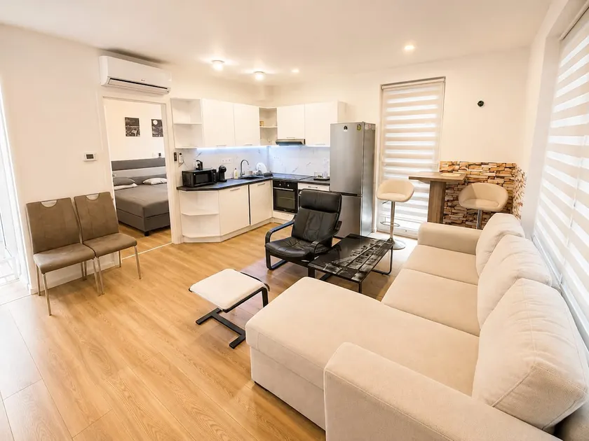 1-bedroom apartment with heated pool and terrace - Image 1