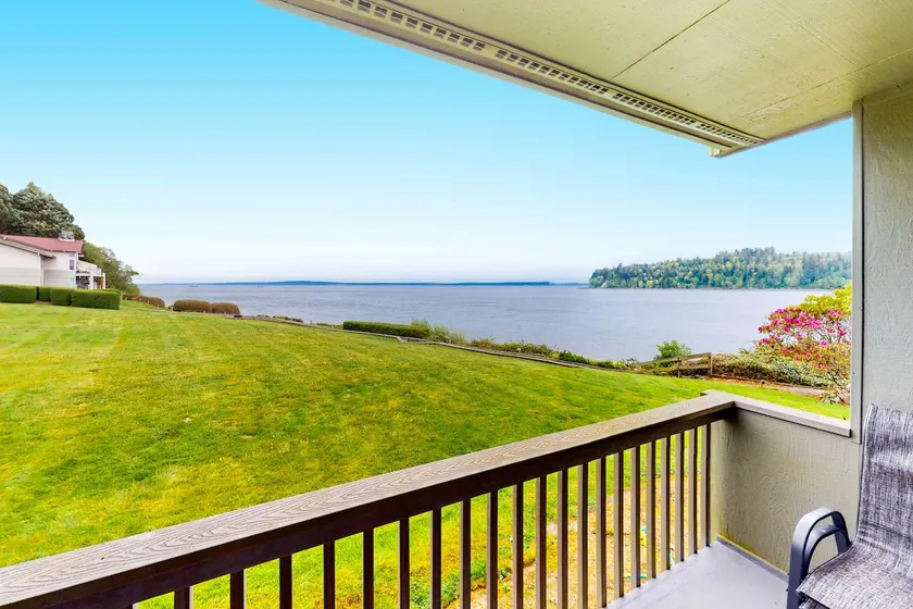 1BR ground-floor condo with indoor/outdoor pools - Image 1