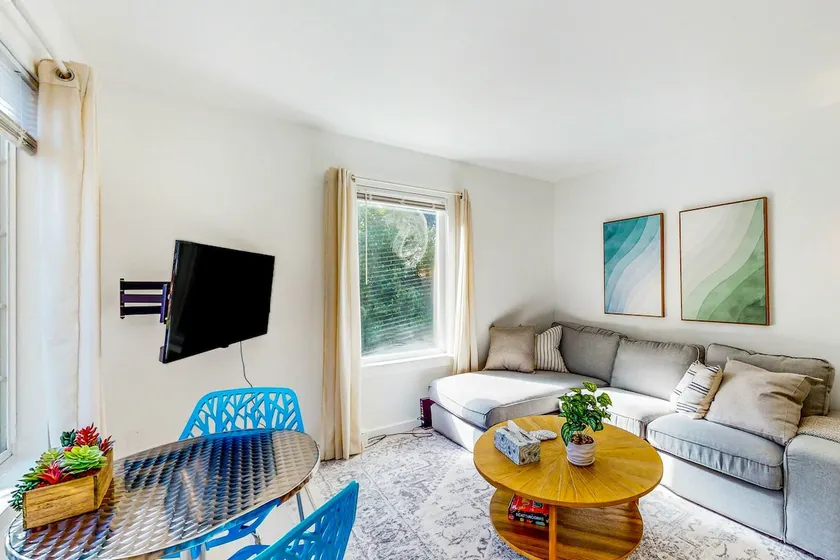 Dynamic 2BR with large yard - walkable location - Image 1