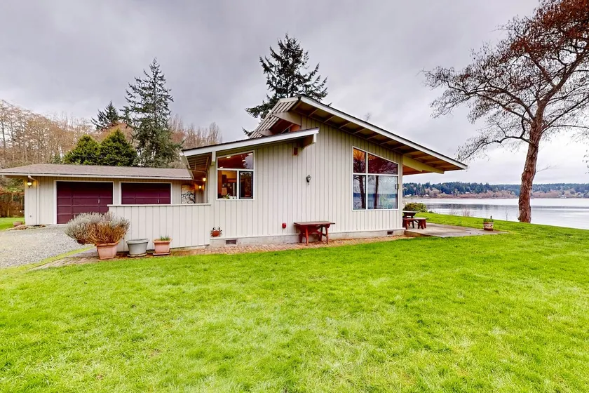 Bayfront 1BR with patio, beach access, & views - Image 1
