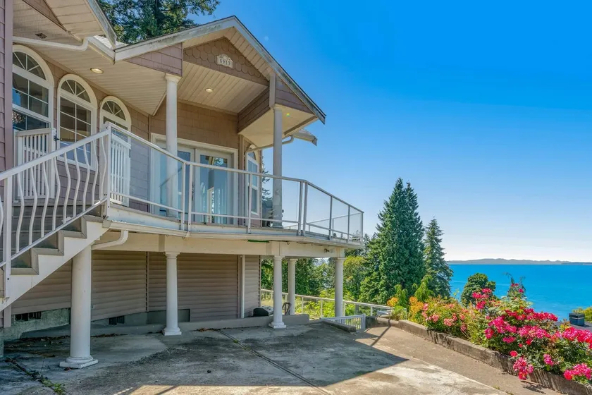 3BR water-view home with fireplace, deck, tub, W/D - Image 1