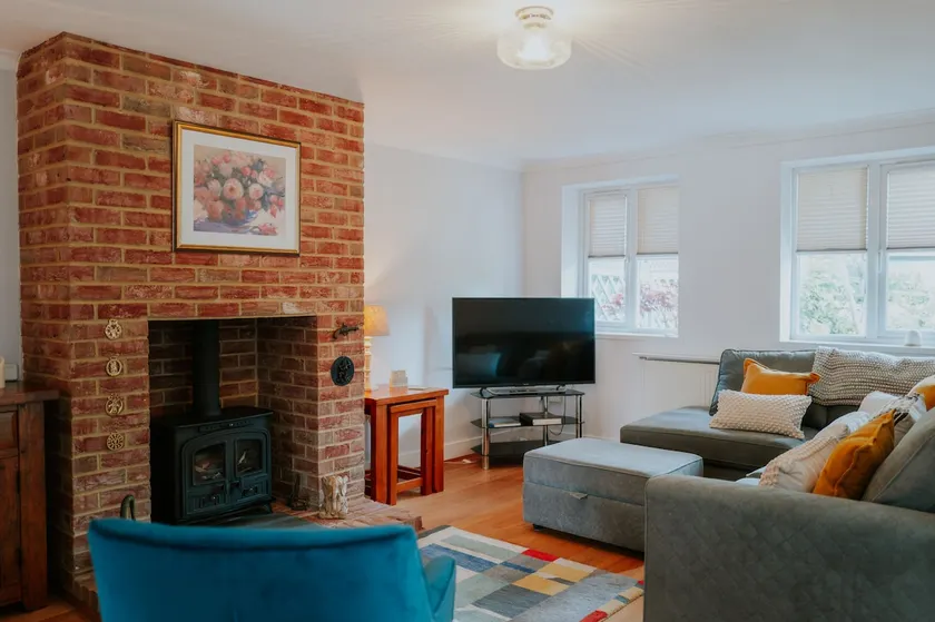 Perfect Booking 3 Bed Home with Beautiful Garden - Image 1