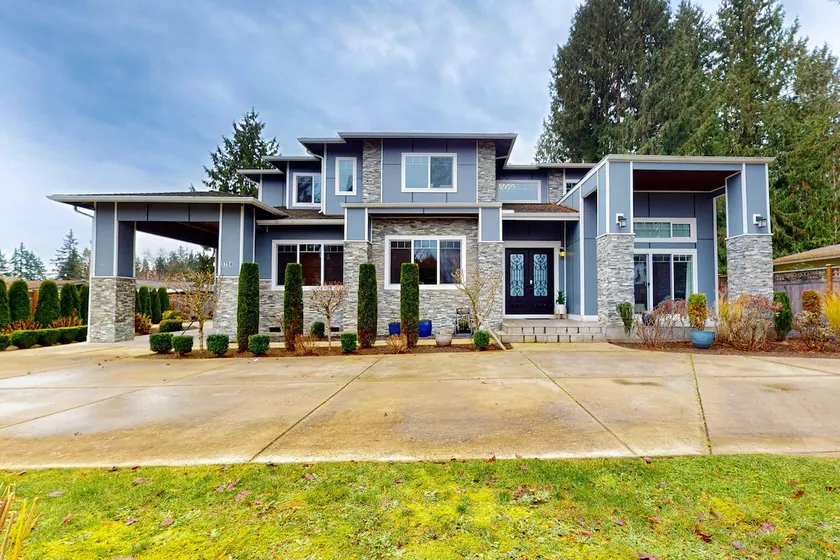 4BR home w/ two kitchens, swim spa - Image 1