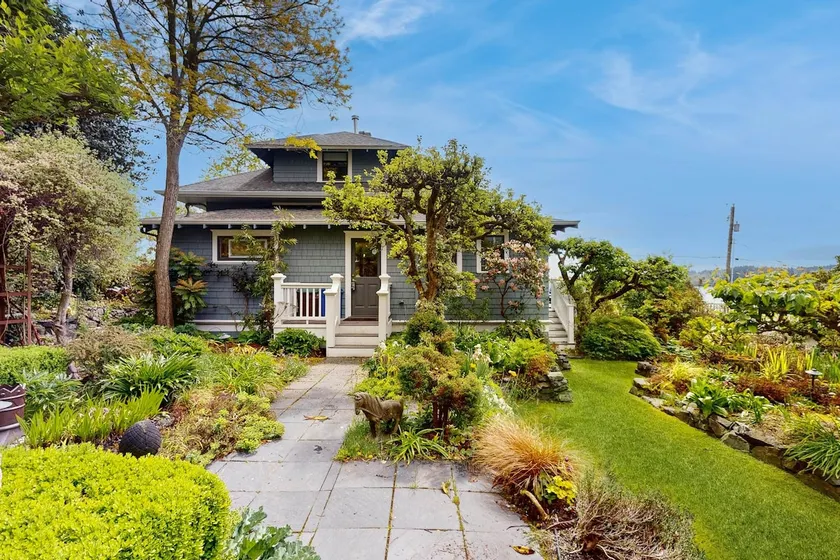 Waterfront house with beach access - Image 1