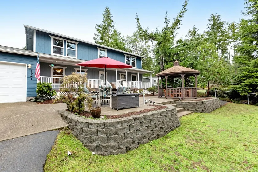 4BR lake oasis with hot tub, firepit, & game room - Image 1