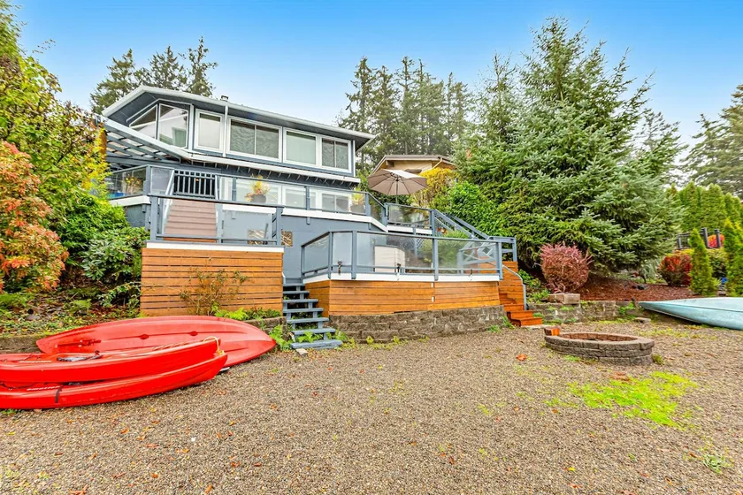 2BR lakefront home - kayaks, grill, beach access - Image 1