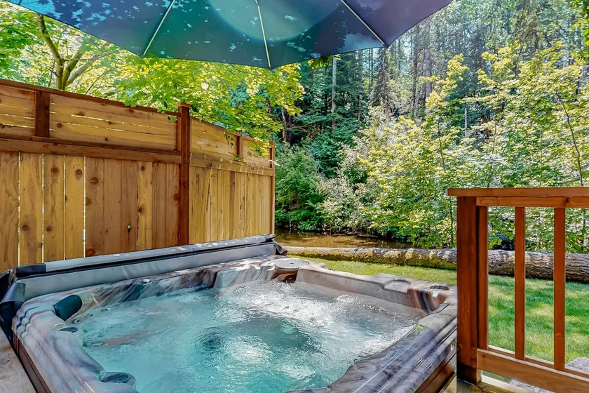 2BR riverfront gem with kayaks & hot tub - dogs ok - Image 1