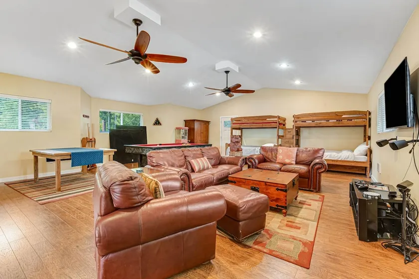 1BR lakefront guest house with kayaks & game table - Image 1