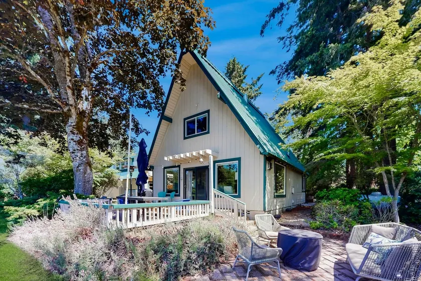 3BR waterfront home with gas grill and deck - Image 1