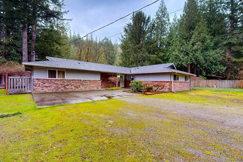 2BR lakefront home Washer Dryerock, firepit, wood - Image 1