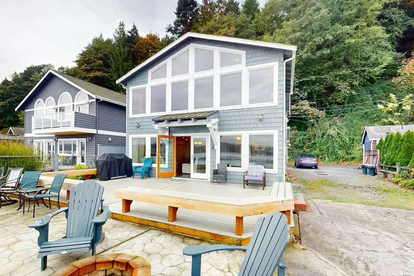 Large 4BR Bayview Dog Friendly | Fireplace - Image 1