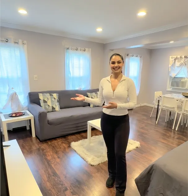 CoZy SuItE/STEPS TO TRAIN - free parking - Image 1