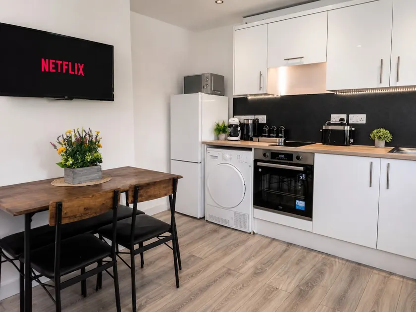 Village Retreat | Free Parking | Sleeps 6 - Image 1