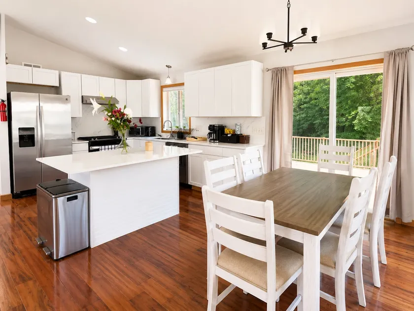 Modern 5BR Retreat| Valleyfair, Canterbury& Mystic - Image 1