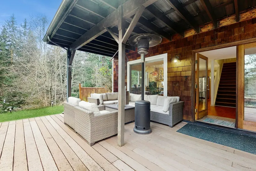 Scenic 4BR Whidbey Island Escape with Lake Views - Image 1