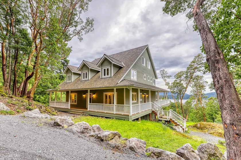 Spacious 5BR Oceanview Home with Fireplace & Deck - Image 1
