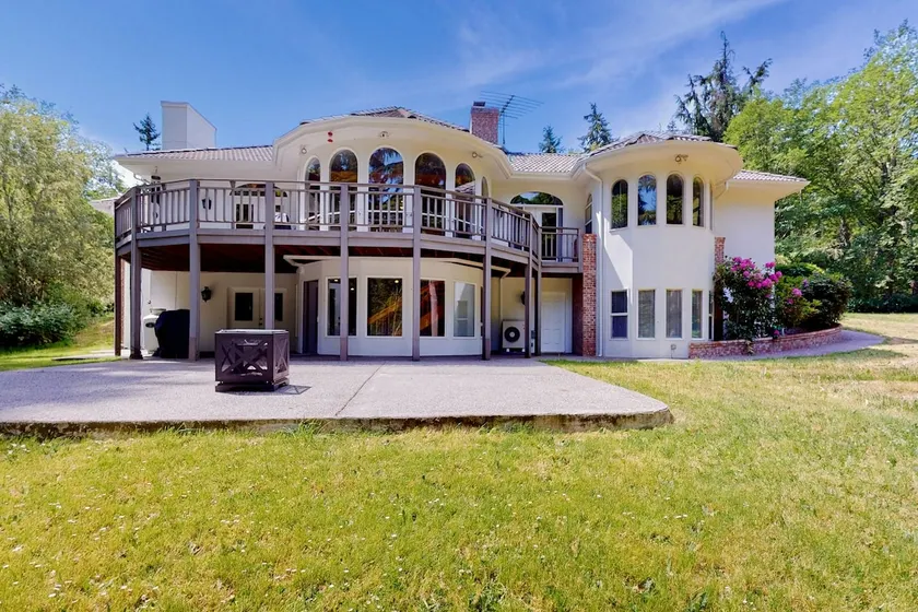 Custom, dog-friendly 3BR on 5 lakefront acres - Image 1