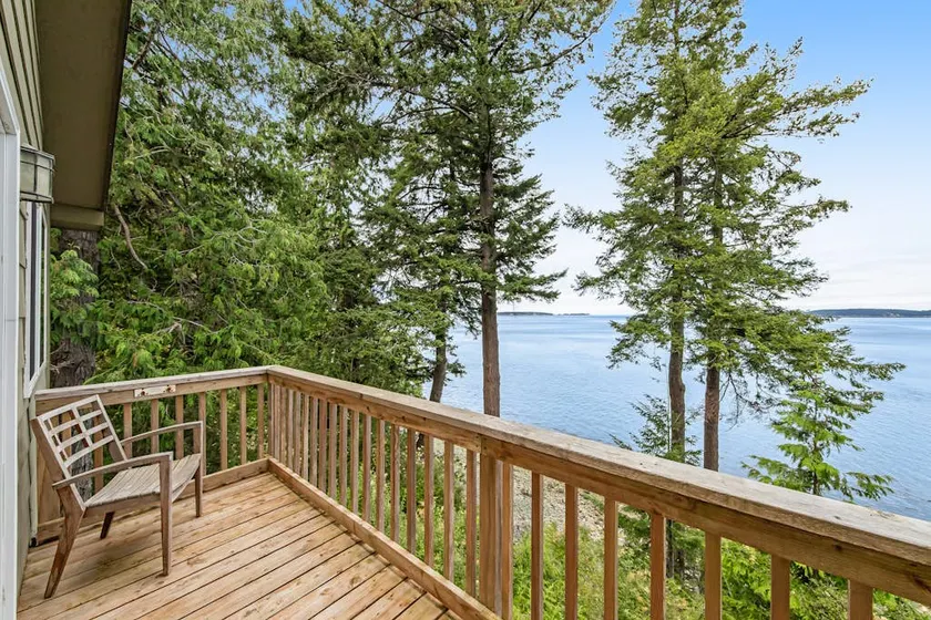 Waterfront 3BR Home with Hot Tub and Beach Access - Image 1