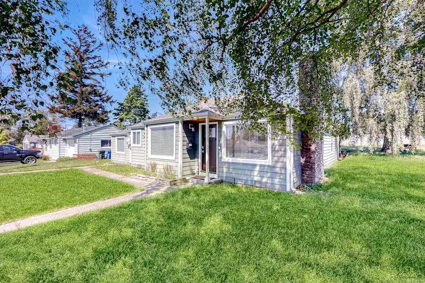 Charming 3BR Home with Cozy Fireplace - Image 1
