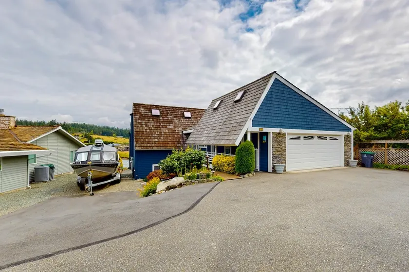 4BR waterfront home with dock, kayaks, sauna - Image 1