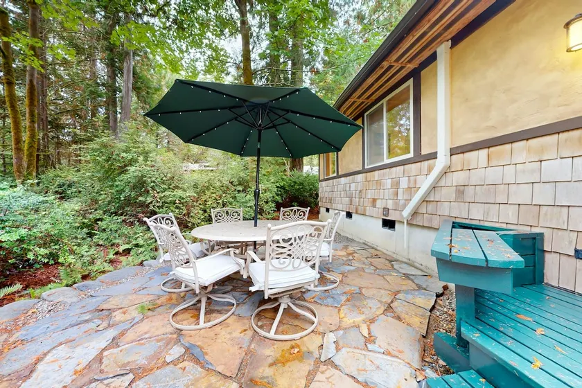 3BR tree-lined home - pool access & wood fireplace - Image 1