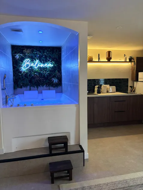 Suite Balinea | Hot Tub and Private Home Theater - Image 1