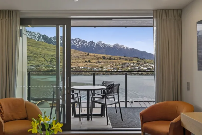 Shoreline Retreat, Oaks Shores - Image 1