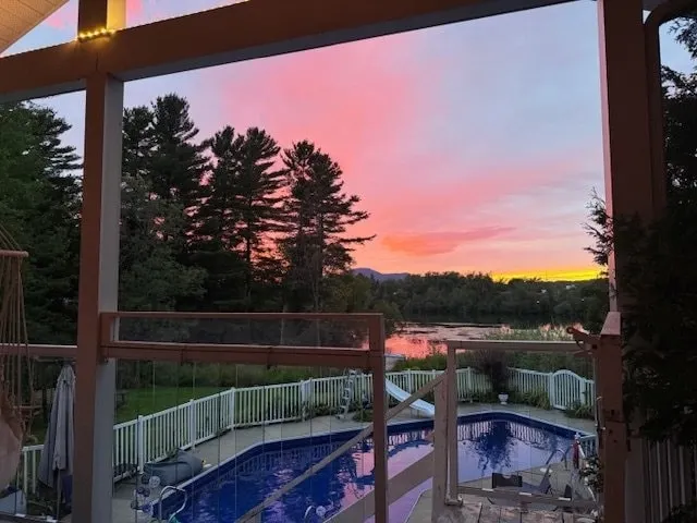 Le Rez de Jardin Magog: Waterfront-Pool-SPA - Image 1