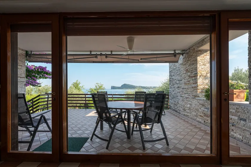 Front lake Villa with huge garden - Image 1