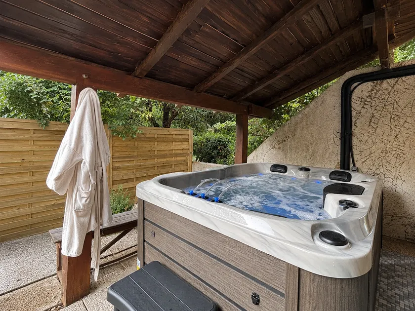 Confidential Spa (Parking-BBQ-10 min from Bellegarde) - Image 1