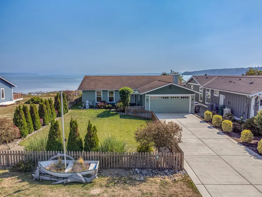 On the Beach! Rambler w/Watercraft, Lawn & Games - Image 1