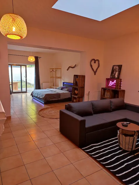Beautiful apartment with private south-facing garden. - Image 1