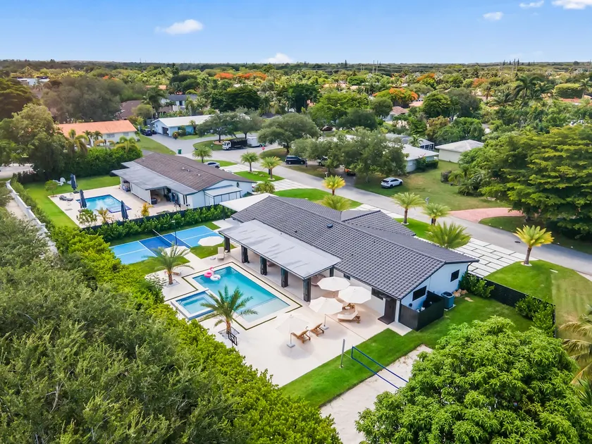 Luxury Villa Near The Falls • Pool_BBQ_Pickleball - Image 1