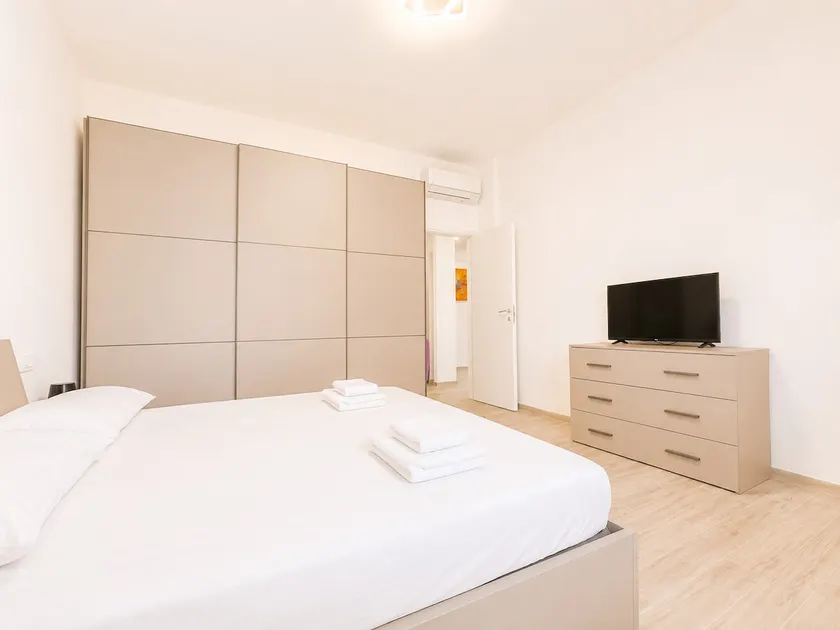 Modern and Bright • A/C • Wi-Fi - Image 1