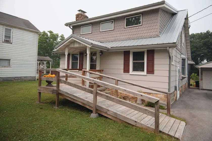 Cottage Style, 3 Bedroom, Charming, Spacious Home - Image 1