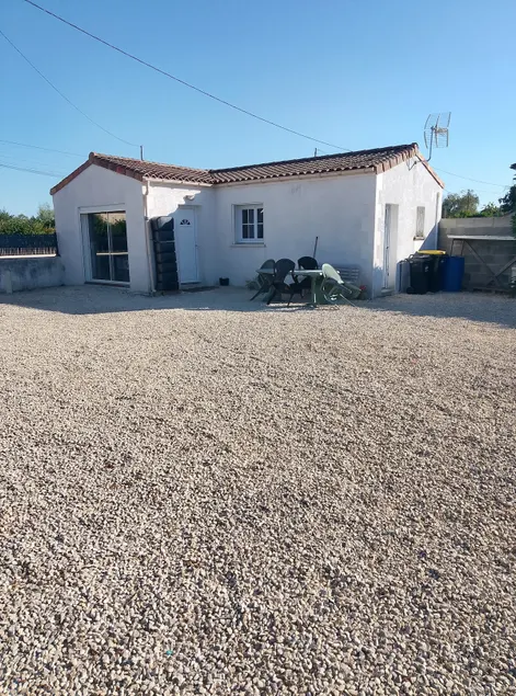 Small house with a fully fenced courtyard - Image 1