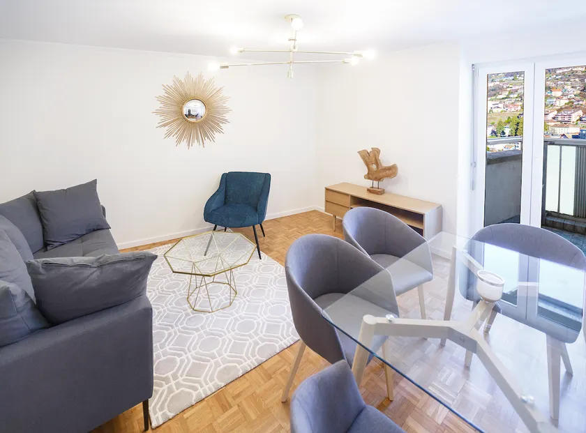 Top-floor 2-bedroom with lake & mountain views - Image 1