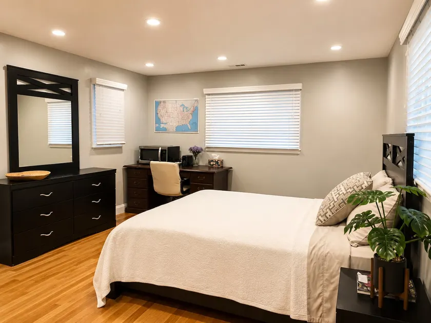 Lombard 1BR | 1BH Suite | Close to freeway & Mall - Image 1