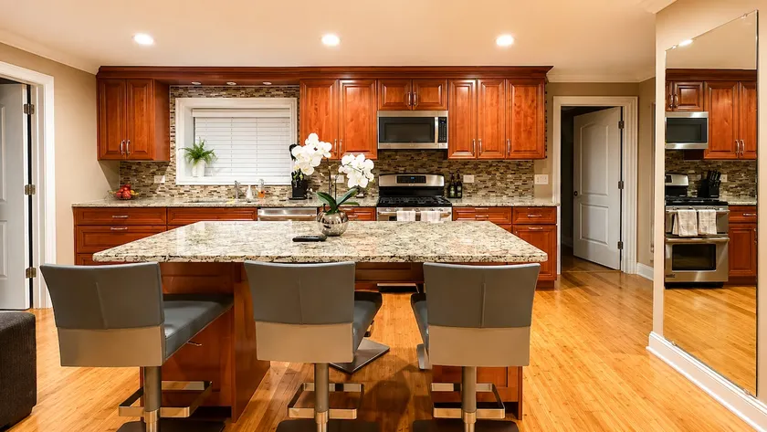 Lombard Luxury 4BR | 1.5BH Near Mall &Hwy&Airport - Image 1