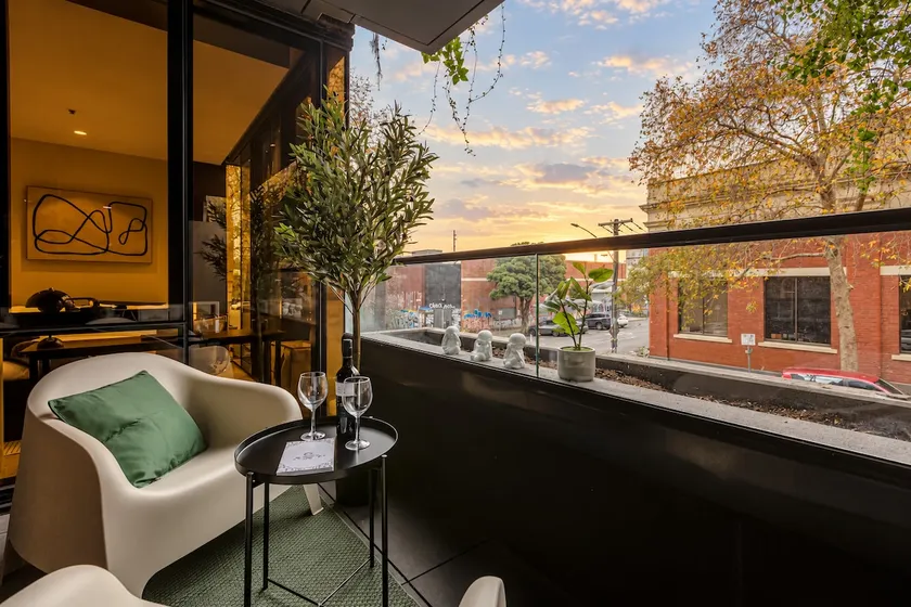 Collingwood Escape with Balcony & Secure Parking - Image 1
