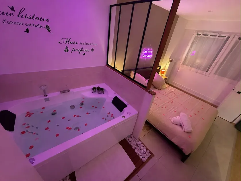 Private Jacuzzi Love Nest near Paris - Image 1