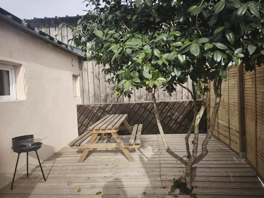Small wooden house - Image 1