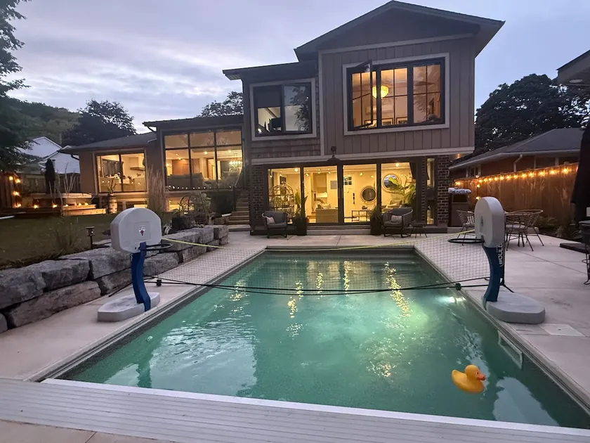 2 level, Bright, 1200 sq f. Suite, Heated Pool - Image 1